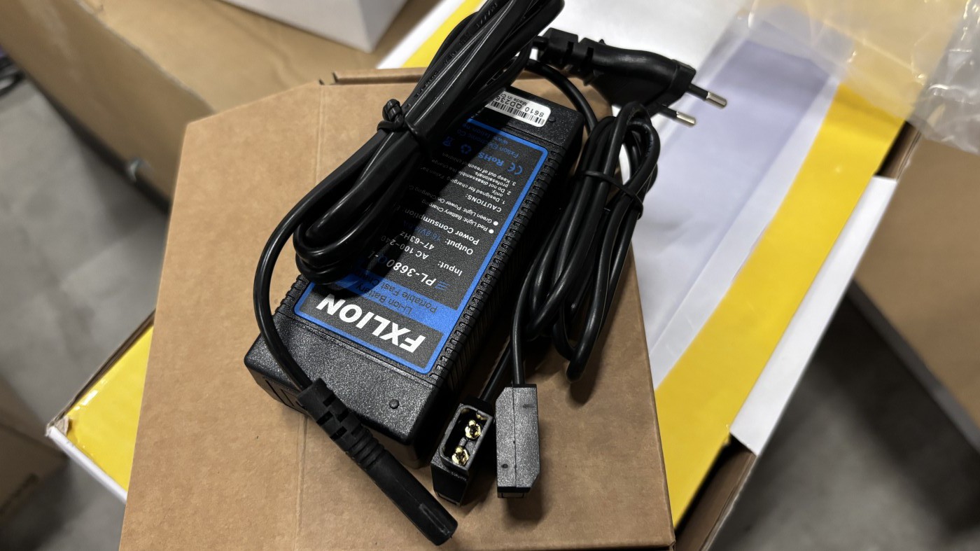 FXLion PL-3680Q-D2 D-Tap Battery Charger